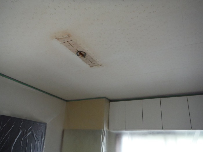 室内の塗り替え　～　汚れた天井を。_d0165368_03182843.jpg