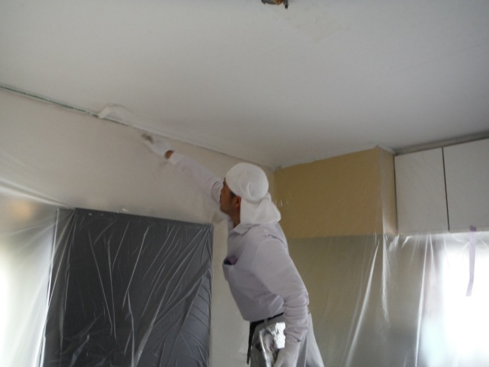 室内の塗り替え　～　汚れた天井を。_d0165368_03191154.jpg