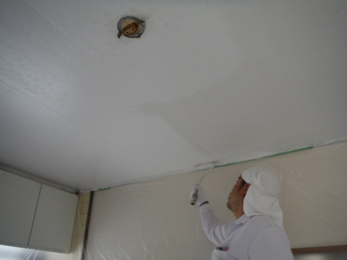 室内の塗り替え　～　汚れた天井を。_d0165368_03192220.jpg
