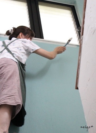 １００均セリアの優れもの塗料で階段壁をティファニーブルー風にDIYリノベ♪_f0023333_20590432.jpg