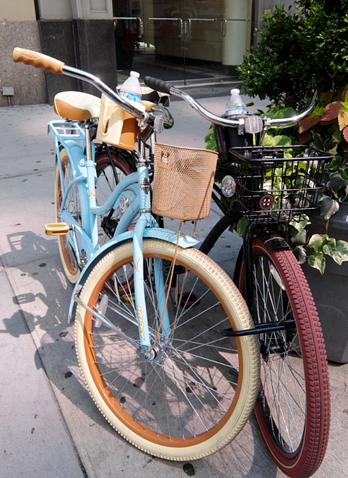 NYの街角で遭遇した可愛いナンバープレート付の自転車_b0007805_20382468.jpg