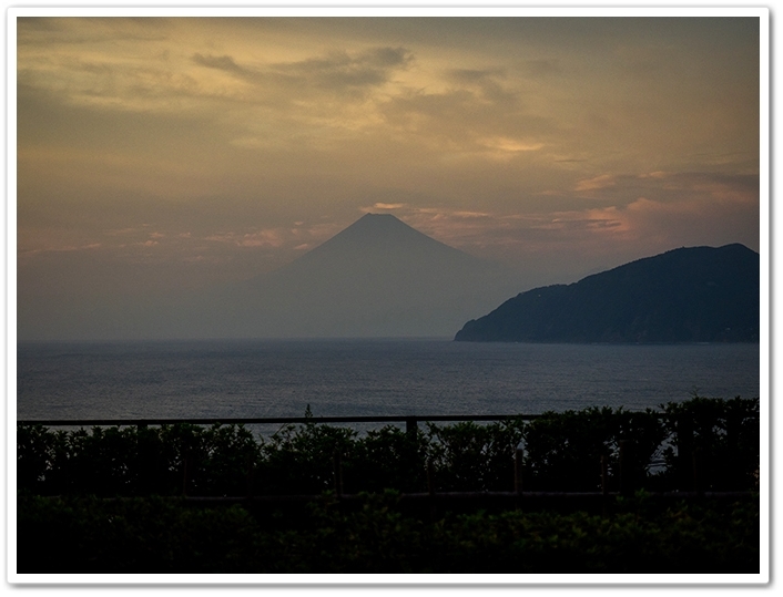 西伊豆旅行　その9　　世界遺産　富士山を望む宿　富岳群青  夕暮れに浮かび上がる富士山_a0348335_13253785.jpg