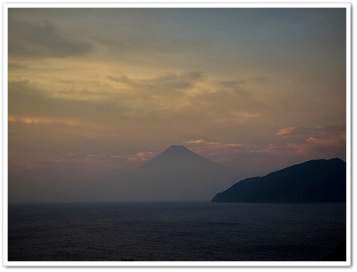 西伊豆旅行　その9　　世界遺産　富士山を望む宿　富岳群青  夕暮れに浮かび上がる富士山_a0348335_13273705.jpg