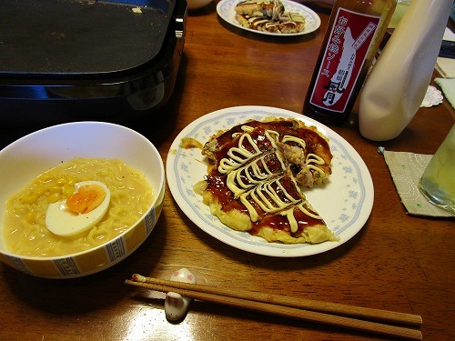 豚玉　（お好み焼き）と半ラーメン_c0327752_14363915.jpg