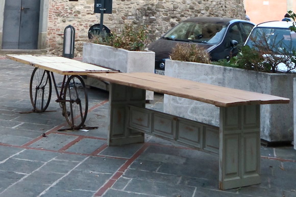 中世の城塞の前におもしろテーブル、イタリア ウンベルティデ_f0234936_5335862.jpg