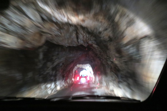 アルプス岩のトンネルと猫の妖しい関係、きてれつマックブック_f0234936_5485284.jpg