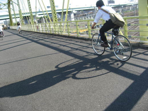 電車を降りて、鉄橋を渡った・・・_c0062511_21443452.jpg