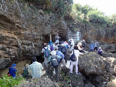 津堅島の地質見学_c0180460_02352998.jpg