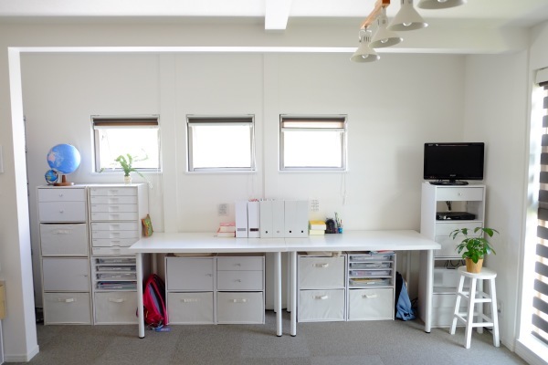 子供の学習机をリビングに設置しました 不完全なマル 子供の学習机をリビングに設置しました 不完全なマル