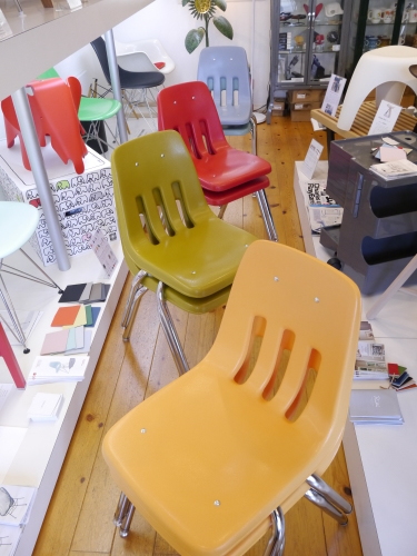 国内在庫が枯渇していたVIRCO 9000CHAIRがやっと 入荷しましたー♪_b0125570_10251696.jpg