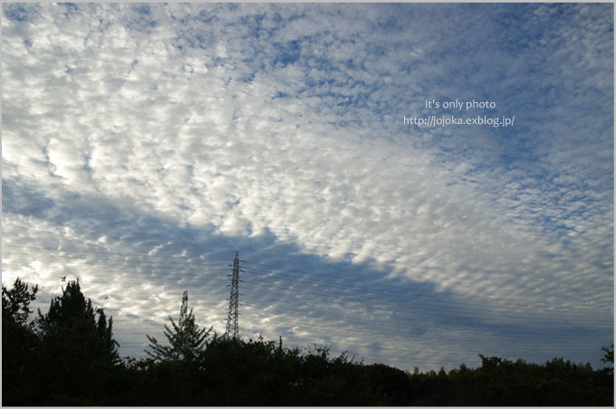 お月さまと秋の空_e0008800_19270525.jpg