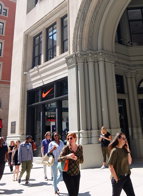 Uganda bosque riesgo 窓が大きく明るい「ナイキ」のお店、Nike Running Flatiron : ニューヨークの遊び方
