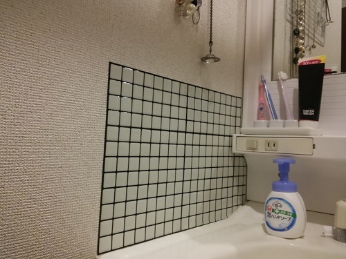 白黒 １００均のリアルなタイルシールで洗面所の壁を耐水使用に変更 ほぼ100均で片付け収納に挑戦