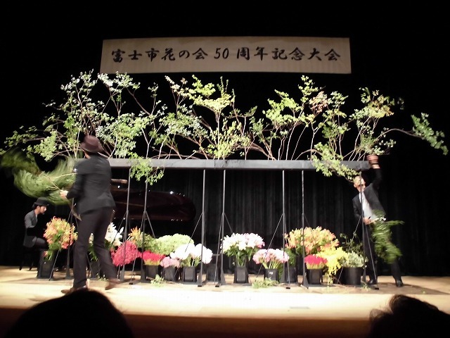 再び見ることができた「フラワーパフォーマンス」　富士市花の会50周年記念大会_f0141310_07445762.jpg