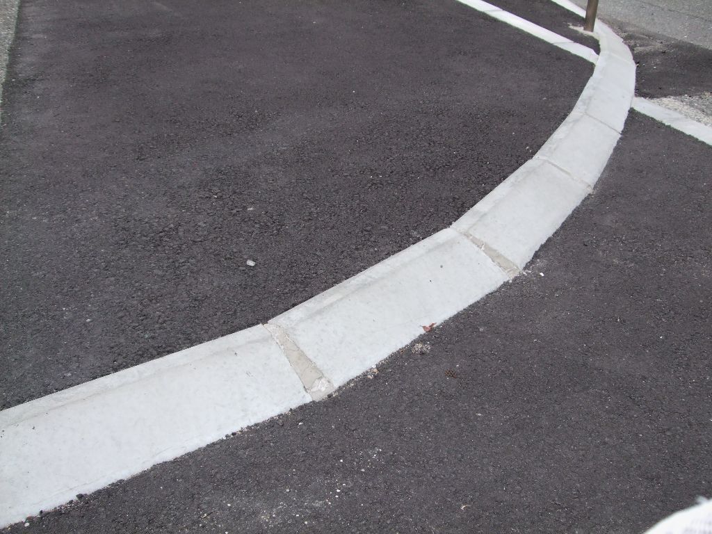 縁石ブロック施工ミス これって逆さま 車いすで街へ 踏み出そう車輪の一歩 改善活動