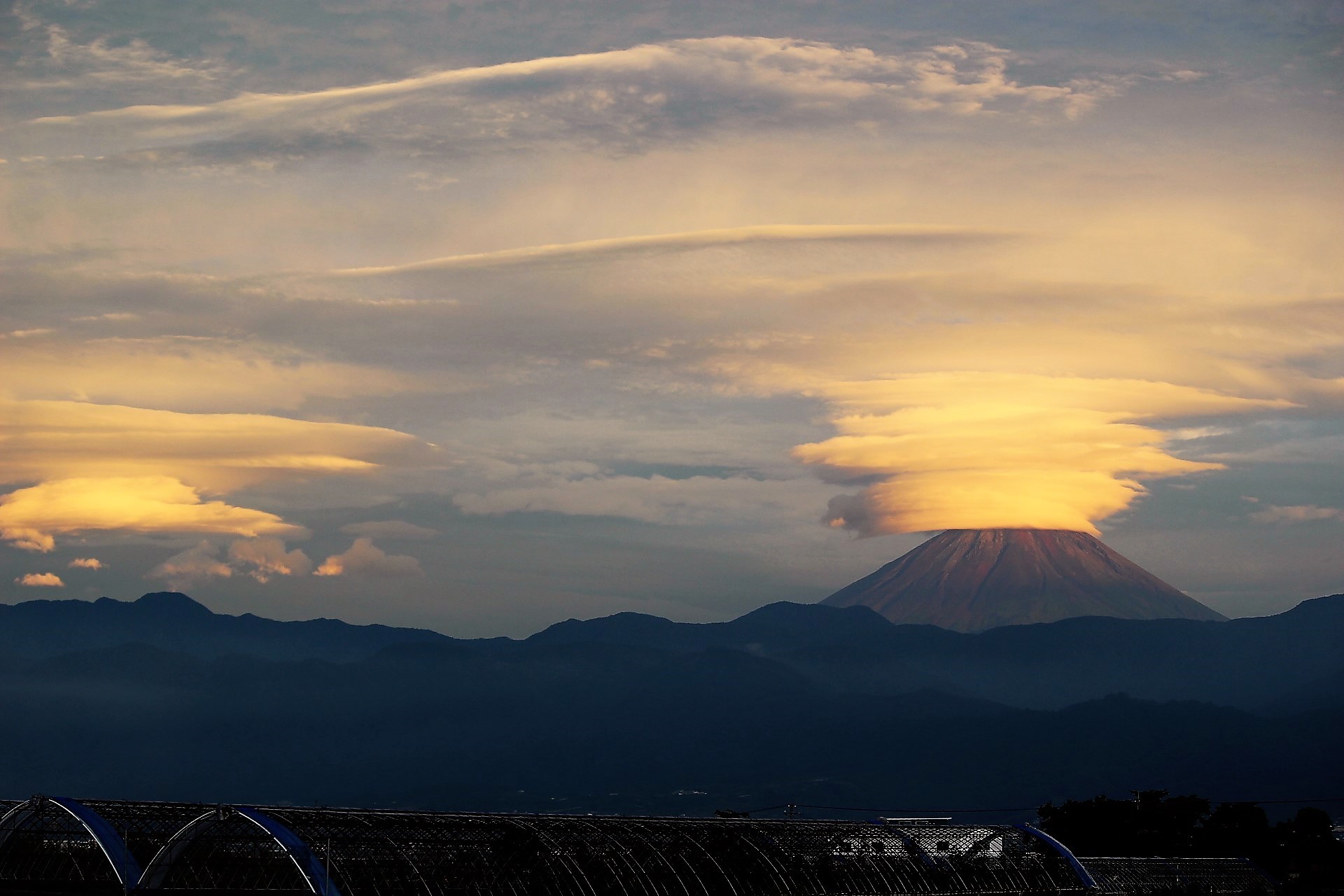 富士山、傘雲から吊るし雲_a0173043_18294149.jpg