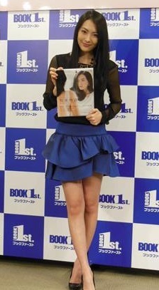 日本で女優、歌手として活躍。元KARAの知英(ジヨン)熱愛!家族の写真 従妹は歌手で母親も美人!親日?姉がサッカー選手と結婚_f0158064_03161115.jpg