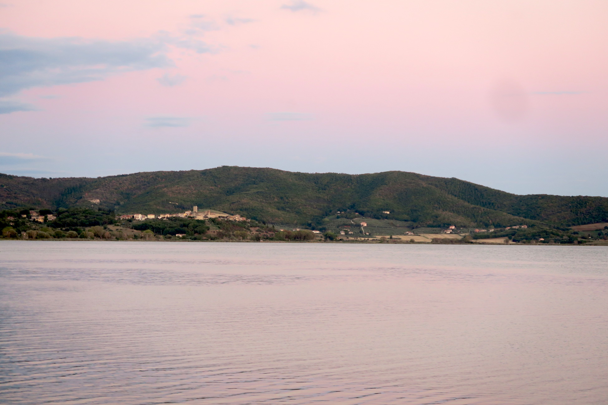 シクラメン・夕日が彩るポルヴェーセ島、イタリア ウンブリア_f0234936_7202350.jpg