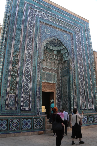 ウズベキスタンの旅（５）イスラム建築を訪ねて―生ける王の霊廟群_f0372803_14341045.jpg