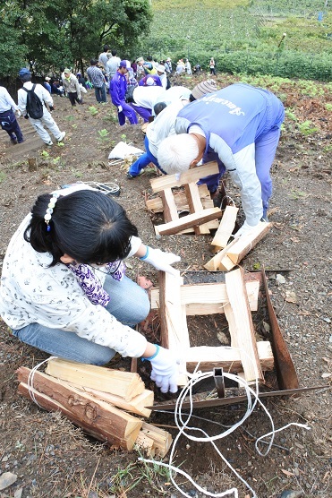 鳥居焼き　護摩木積み_c0229312_14594802.jpg