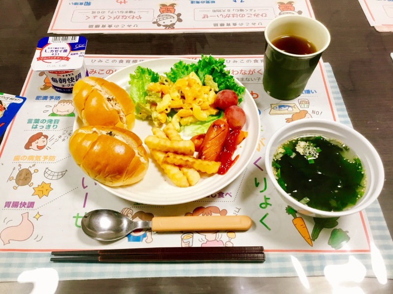 &#127803;ひまわり荘&#127803; 朝食 ツナサンド マカロ二サラダ ポテトフライ ウインナー ブドウ ワカメスープ ヨーグルト_c0357519_07330719.jpg