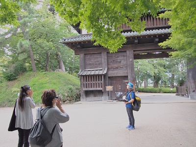 弘前公園で「スマートグラスガイドツアー体験」_d0131668_1430064.jpg