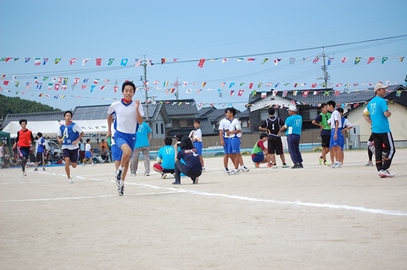 運動会で食べるお弁当は、なぜかおいしいね。_f0009169_06580599.jpg