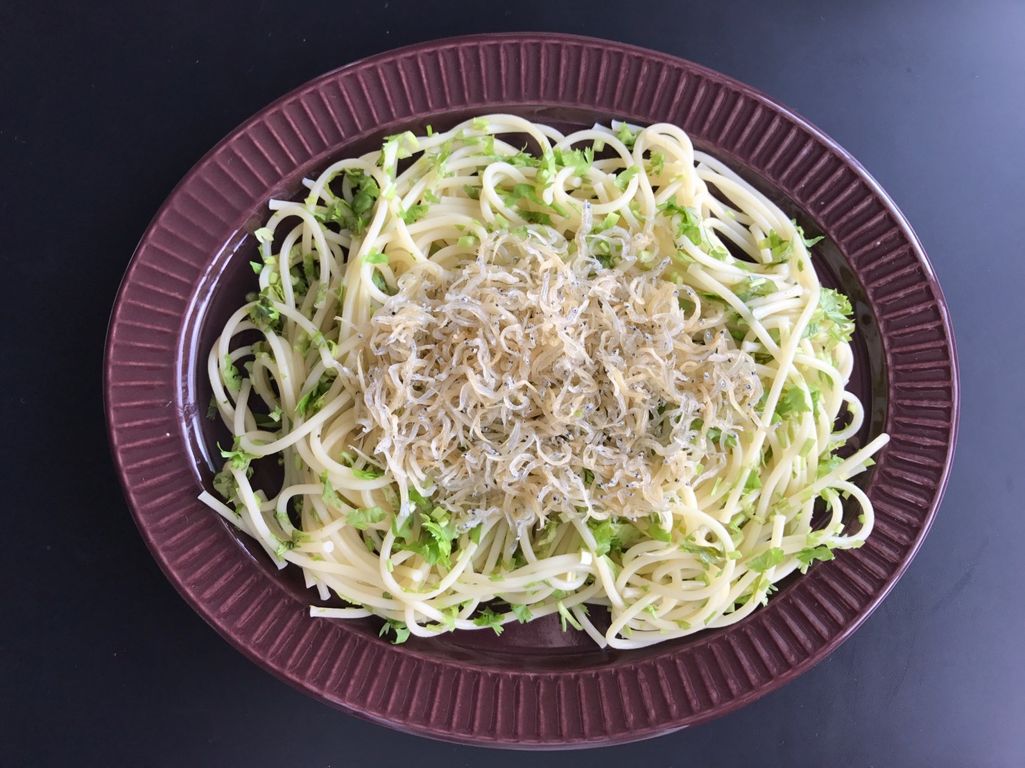 パクチーとじゃこ しらす のパスタ ぼっちオバサン食堂 パクチーとじゃこ しらす のパスタ ぼっちオバサン食堂