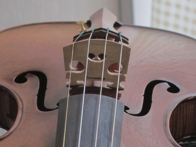ヴァイオリンの駒の高さ、特に新作は、変化が大きい : Cremona Kuga