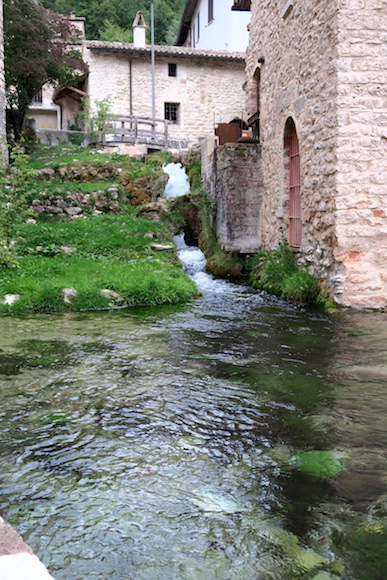 泉うつくし水の里ラシッリャ、イタリア ウンブリア_f0234936_6333723.jpg