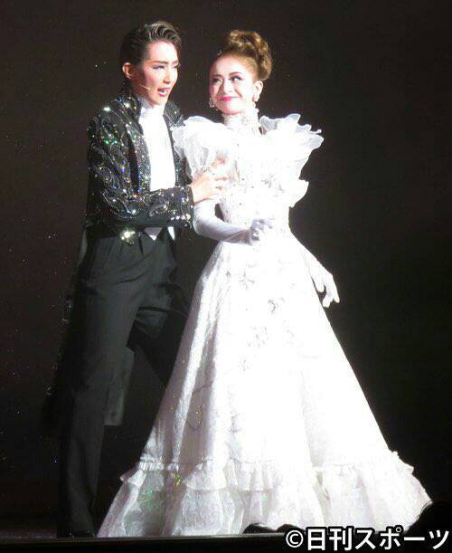 紅ゆずる新生星組ショー第１作で伝統の継承アピール 看來豈是尋常色 濃淡由他冰雪中