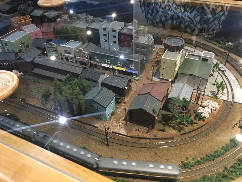 子供が喜ぶこと間違いなし 鉄道ジオラマが楽しめるミニチュアワールドカフェ 子どもと暮らしと鉄道と