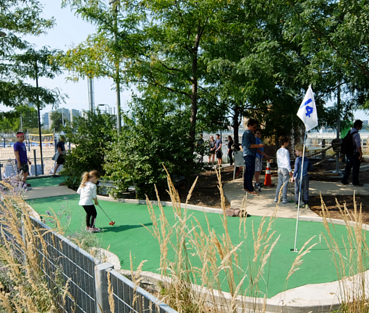 NYで最高のミニ・ゴルフ場はハドソン川の上にあります_b0007805_9463918.jpg