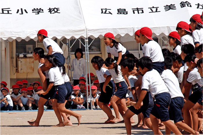 騎馬戦 赤の勝ち Yellow Ochre 騎馬戦 赤の勝ち Yellow Ochre