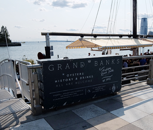 NYのハドソン川に浮かぶ1942年に作られた木製船レストラン Grand Banks_b0007805_02912.jpg