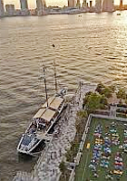 NYのハドソン川に浮かぶ1942年に作られた木製船レストラン Grand Banks_b0007805_0291283.jpg