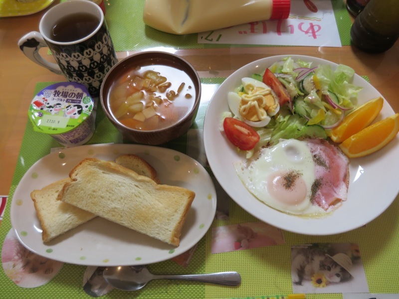 あじさい荘 朝食 パン ハムエッグ サラダ スープ ヨーグルト 今日の献立