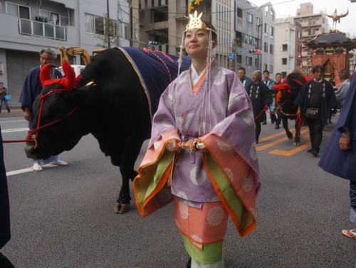 美女の神主は撫牛と歩む_f0055131_08160601.jpg