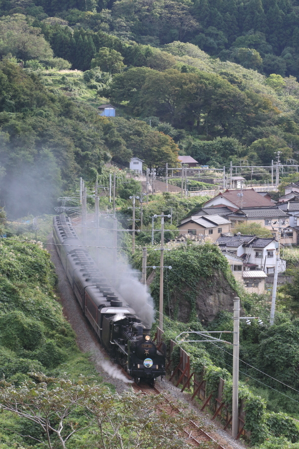 緑の山と瓦屋根とC57　- 2017年秋・羽越線 -_b0190710_23214315.jpg