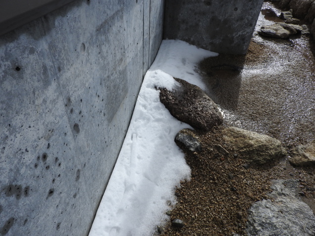 おらいの山を眺めながら、以東で初雪ちょした_f0118332_01555092.jpg