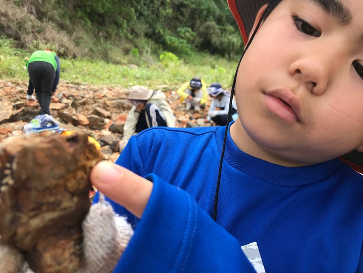 化石発見キャンプ〔２日目〕太古の深海生物の足跡！動いていた跡！生痕化石を発見！これがタービダイトだ！_d0363878_14504118.jpg