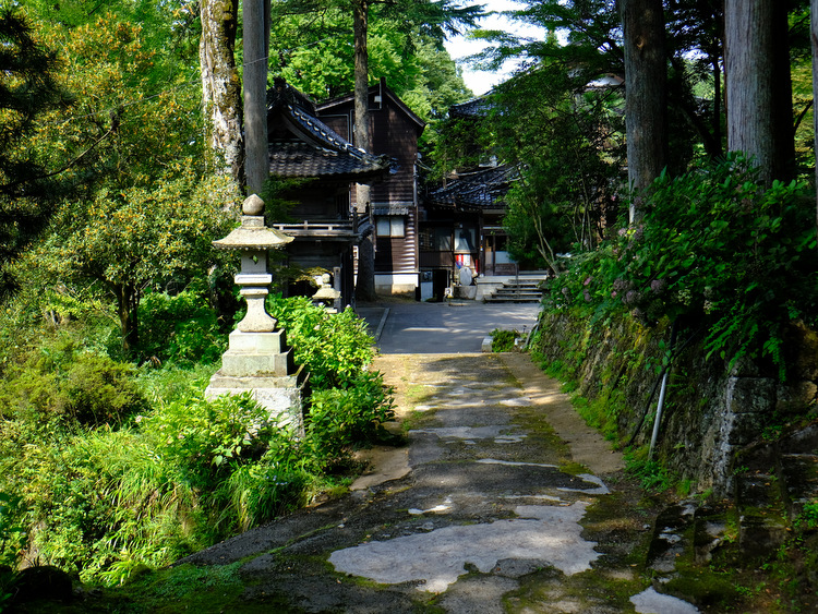 「富山・絶景ツアー　上市町 大岩山日石寺の森林セラピー」_a0000029_0295547.jpg