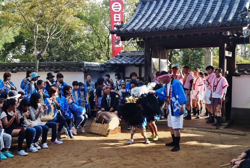 姫路・別所の日吉神社秋祭り（宵宮）（４）児童・若者たちによる毛獅子舞の奉納_b0063958_23023959.jpg