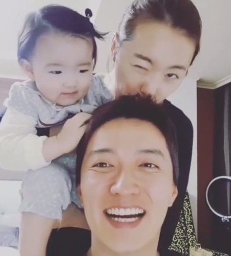 スタイル抜群 ソ・イヒョン 御曹司で俳優の旦那さんとのツーショット 二児の母 幸せいっぱい 娘の写真公開 妊婦グラビア_f0158064_00470638.jpg