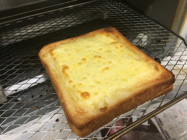 焦げない！アルミホイル不要！目玉焼きのせマヨチーズトーストを簡単に作る方法！_e0171573_12254855.jpg