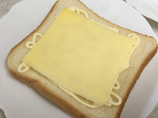 焦げない！アルミホイル不要！目玉焼きのせマヨチーズトーストを簡単に作る方法！_e0171573_12275889.jpg