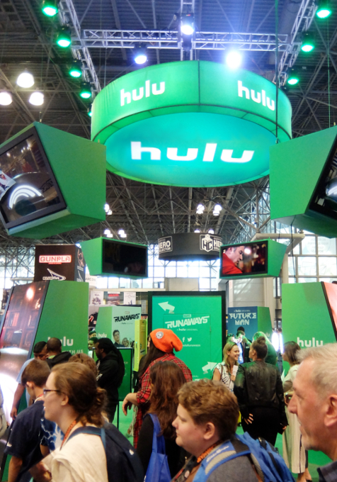 NYCC2017 会場で目立った大手企業ブースまとめ_b0007805_6552137.jpg