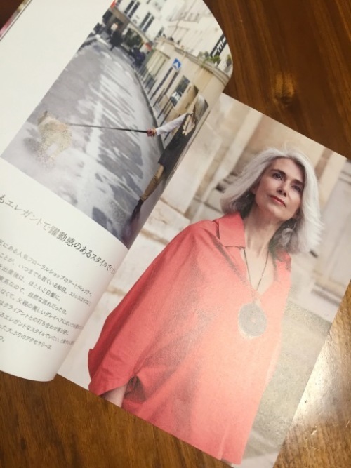 秋色本棚 パリマダム グレイヘア スタイル 海の古書店 秋色本棚 パリマダム グレイヘア スタイル 海の古書店