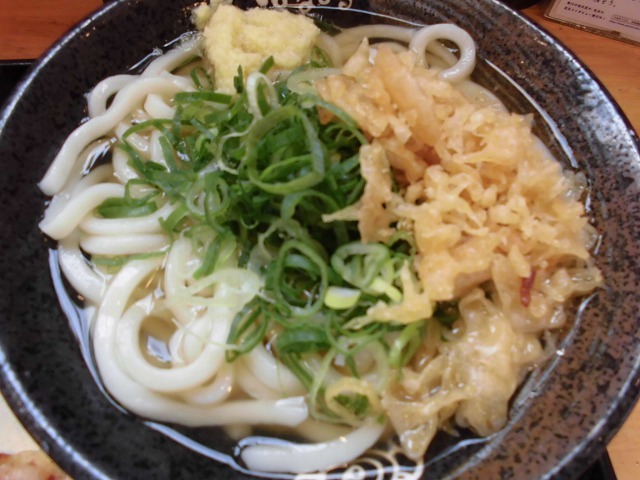 昼食でお世話になる「はなまるうどん」 定期券で天ぷら1品無料は魅力_f0141310_07021506.jpg