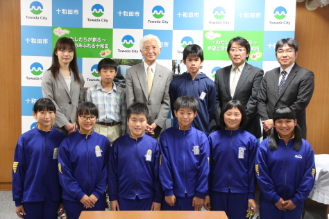 東小６学年が修学旅行で十和田市をｐｒ 十和田市ブログ 駒の里から